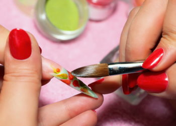 Miscelazione e abbinamento: usi creativi delle polveri per unghie acriliche